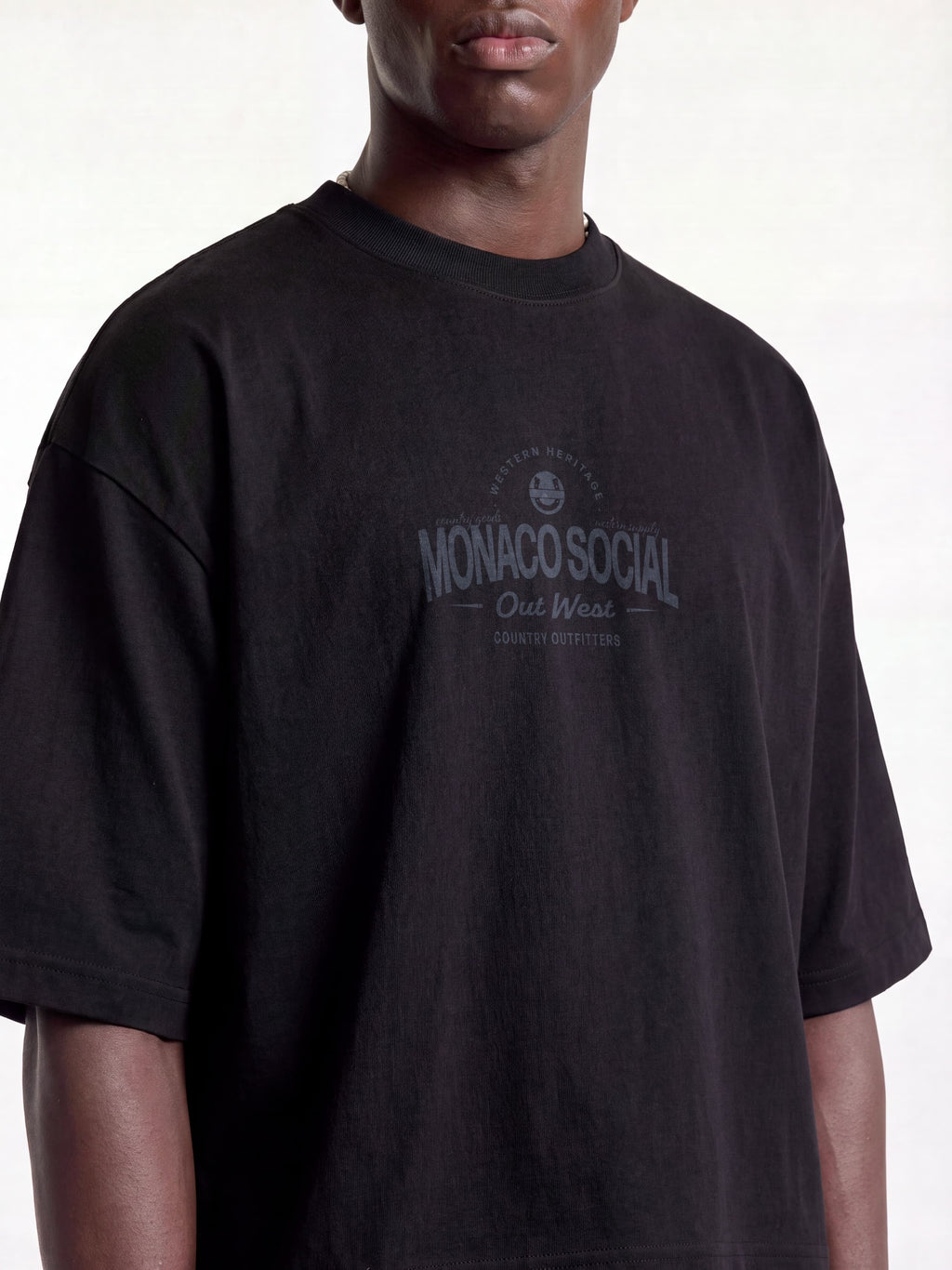 THE MINIMAL COUNTRY TEE - BLACK
