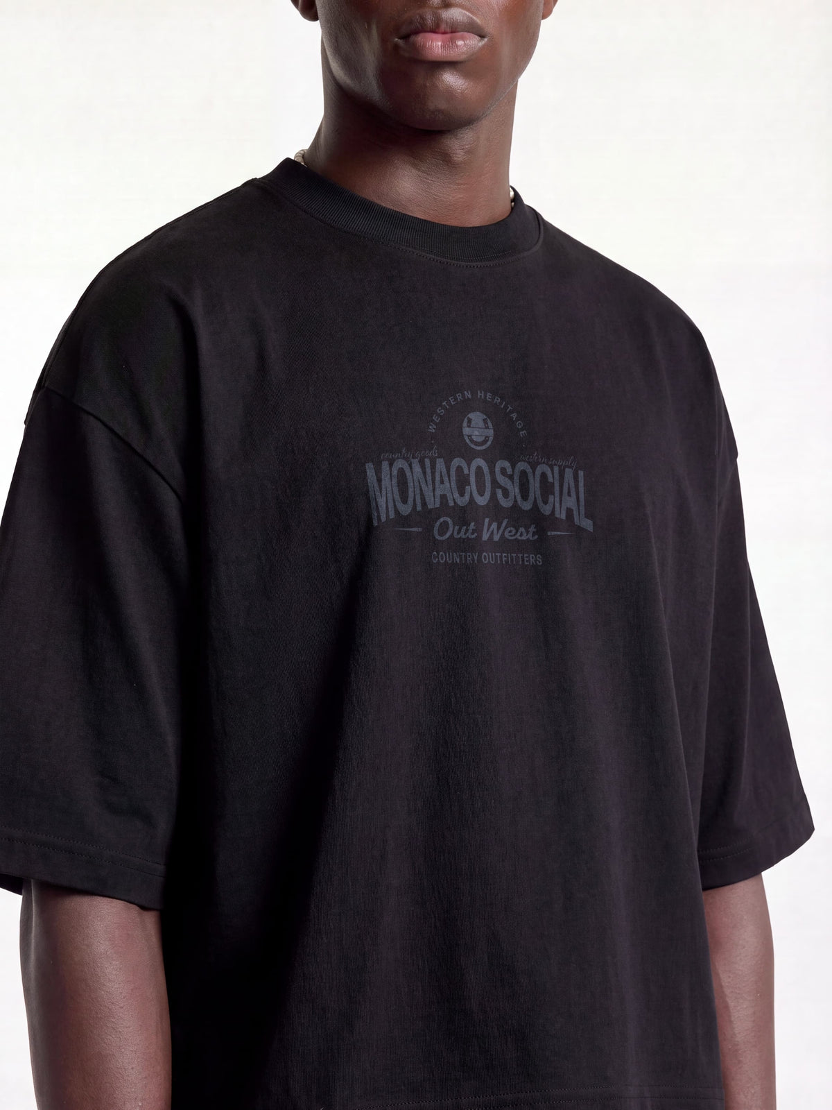 THE MINIMAL COUNTRY TEE - BLACK